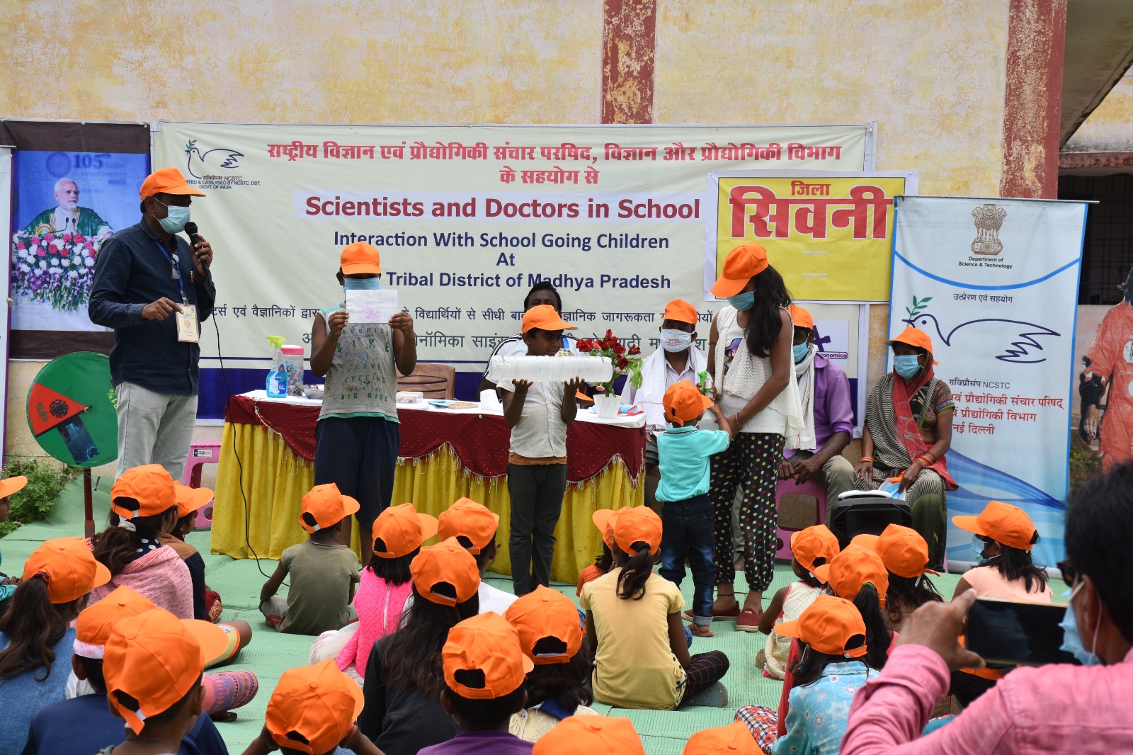 Scientists and Doctors in School — सिवनी